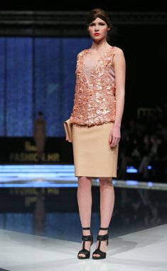 aleksandra dojcinovic, zagreb, Hırvatistan 'fashion.hr' show tarafından tasarlanan kıyafetleri moda model.