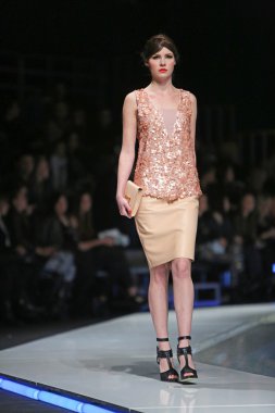 aleksandra dojcinovic, zagreb, Hırvatistan 'fashion.hr' show tarafından tasarlanan kıyafetleri moda model.