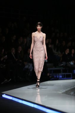 aleksandra dojcinovic, zagreb, Hırvatistan 'fashion.hr' show tarafından tasarlanan kıyafetleri moda model.