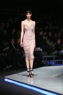 aleksandra dojcinovic, zagreb, Hırvatistan 'fashion.hr' show tarafından tasarlanan kıyafetleri moda model.