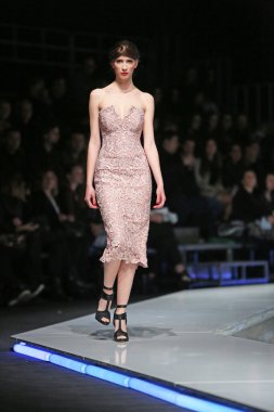 aleksandra dojcinovic, zagreb, Hırvatistan 'fashion.hr' show tarafından tasarlanan kıyafetleri moda model.