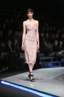 aleksandra dojcinovic, zagreb, Hırvatistan 'fashion.hr' show tarafından tasarlanan kıyafetleri moda model.