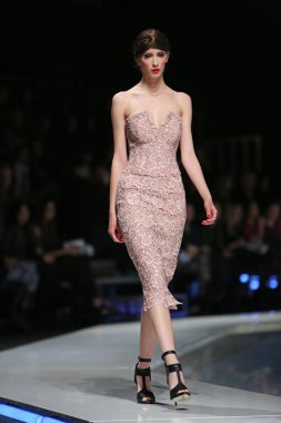 aleksandra dojcinovic, zagreb, Hırvatistan 'fashion.hr' show tarafından tasarlanan kıyafetleri moda model.