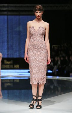 aleksandra dojcinovic, zagreb, Hırvatistan 'fashion.hr' show tarafından tasarlanan kıyafetleri moda model.