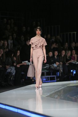 aleksandra dojcinovic, zagreb, Hırvatistan 'fashion.hr' show tarafından tasarlanan kıyafetleri moda model.