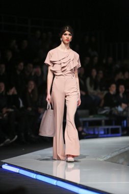 aleksandra dojcinovic, zagreb, Hırvatistan 'fashion.hr' show tarafından tasarlanan kıyafetleri moda model.