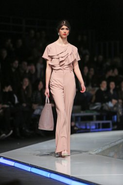 aleksandra dojcinovic, zagreb, Hırvatistan 'fashion.hr' show tarafından tasarlanan kıyafetleri moda model.