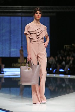 aleksandra dojcinovic, zagreb, Hırvatistan 'fashion.hr' show tarafından tasarlanan kıyafetleri moda model.