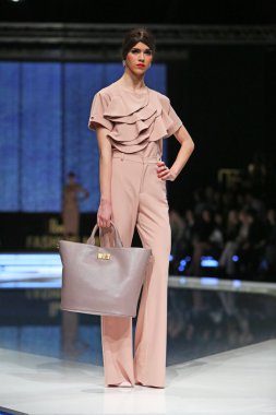 aleksandra dojcinovic, zagreb, Hırvatistan 'fashion.hr' show tarafından tasarlanan kıyafetleri moda model.