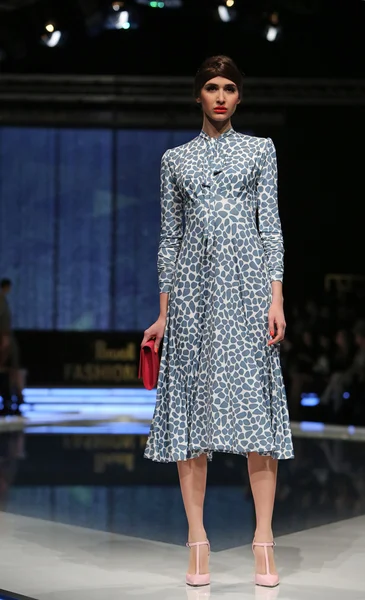 aleksandra dojcinovic, zagreb, Hırvatistan 'fashion.hr' show tarafından tasarlanan kıyafetleri moda model.