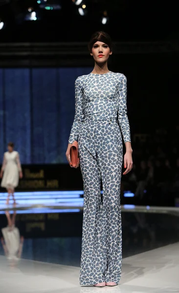 aleksandra dojcinovic, zagreb, Hırvatistan 'fashion.hr' show tarafından tasarlanan kıyafetleri moda model.