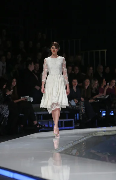 Aleksandra dojcinovic, zagreb, Hırvatistan 'fashion.hr' show tarafından tasarlanan kıyafetleri moda model. — Stok fotoğraf