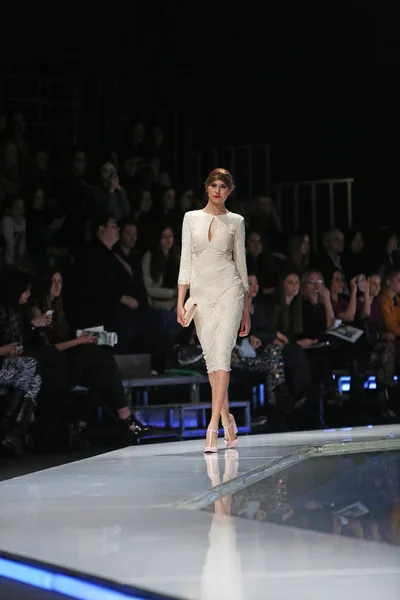 Das Model trägt Kleidung, die von Aleksandra dojcinovic auf der 'fashion.hr' -Show in Zagreb, Kroatien, entworfen wurde.. — Stockfoto