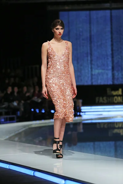 aleksandra dojcinovic, zagreb, Hırvatistan 'fashion.hr' show tarafından tasarlanan kıyafetleri moda model.