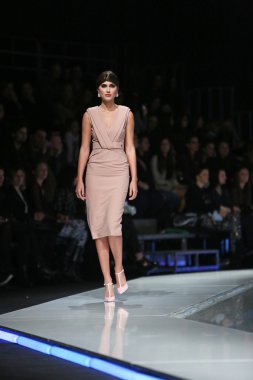 aleksandra dojcinovic, zagreb, Hırvatistan 'fashion.hr' show tarafından tasarlanan kıyafetleri moda model.