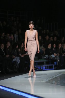 aleksandra dojcinovic, zagreb, Hırvatistan 'fashion.hr' show tarafından tasarlanan kıyafetleri moda model.