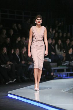 aleksandra dojcinovic, zagreb, Hırvatistan 'fashion.hr' show tarafından tasarlanan kıyafetleri moda model.