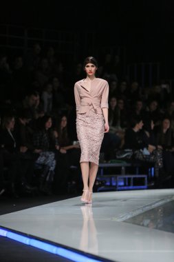 aleksandra dojcinovic, zagreb, Hırvatistan 'fashion.hr' show tarafından tasarlanan kıyafetleri moda model.
