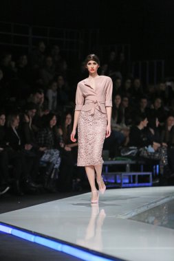 aleksandra dojcinovic, zagreb, Hırvatistan 'fashion.hr' show tarafından tasarlanan kıyafetleri moda model.