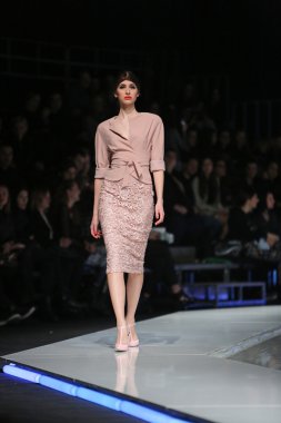 aleksandra dojcinovic, zagreb, Hırvatistan 'fashion.hr' show tarafından tasarlanan kıyafetleri moda model.