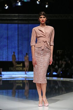 aleksandra dojcinovic, zagreb, Hırvatistan 'fashion.hr' show tarafından tasarlanan kıyafetleri moda model.