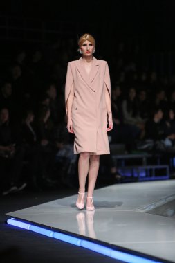 aleksandra dojcinovic, zagreb, Hırvatistan 'fashion.hr' show tarafından tasarlanan kıyafetleri moda model.