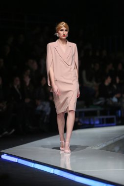 aleksandra dojcinovic, zagreb, Hırvatistan 'fashion.hr' show tarafından tasarlanan kıyafetleri moda model.