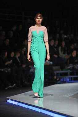 aleksandra dojcinovic, zagreb, Hırvatistan 'fashion.hr' show tarafından tasarlanan kıyafetleri moda model.