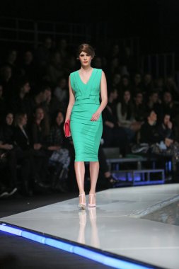 aleksandra dojcinovic, zagreb, Hırvatistan 'fashion.hr' show tarafından tasarlanan kıyafetleri moda model.