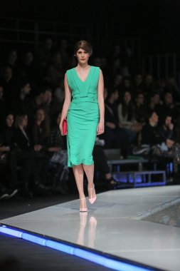 aleksandra dojcinovic, zagreb, Hırvatistan 'fashion.hr' show tarafından tasarlanan kıyafetleri moda model.