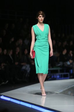 aleksandra dojcinovic, zagreb, Hırvatistan 'fashion.hr' show tarafından tasarlanan kıyafetleri moda model.