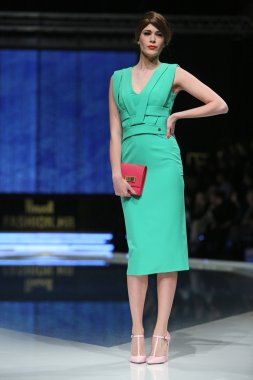 aleksandra dojcinovic, zagreb, Hırvatistan 'fashion.hr' show tarafından tasarlanan kıyafetleri moda model.