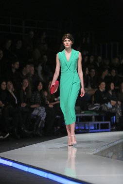 aleksandra dojcinovic, zagreb, Hırvatistan 'fashion.hr' show tarafından tasarlanan kıyafetleri moda model.