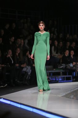 aleksandra dojcinovic, zagreb, Hırvatistan 'fashion.hr' show tarafından tasarlanan kıyafetleri moda model.