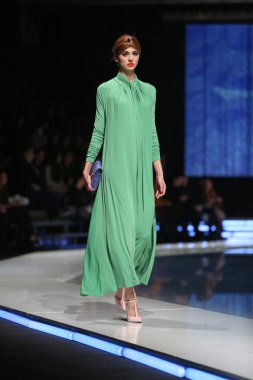 aleksandra dojcinovic, zagreb, Hırvatistan 'fashion.hr' show tarafından tasarlanan kıyafetleri moda model.