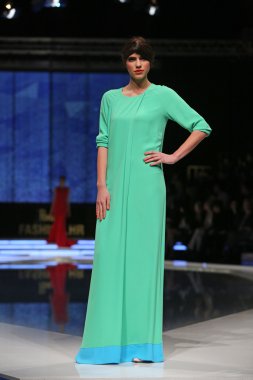 aleksandra dojcinovic, zagreb, Hırvatistan 'fashion.hr' show tarafından tasarlanan kıyafetleri moda model.