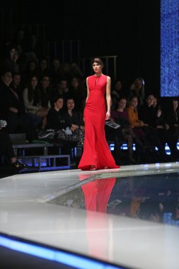 aleksandra dojcinovic, zagreb, Hırvatistan 'fashion.hr' show tarafından tasarlanan kıyafetleri moda model.