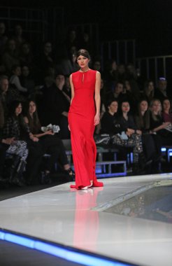 aleksandra dojcinovic, zagreb, Hırvatistan 'fashion.hr' show tarafından tasarlanan kıyafetleri moda model.