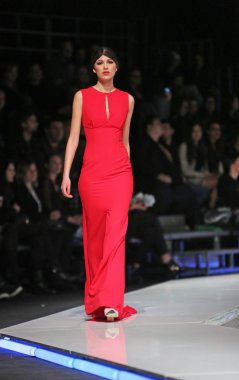 aleksandra dojcinovic, zagreb, Hırvatistan 'fashion.hr' show tarafından tasarlanan kıyafetleri moda model.