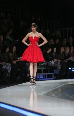 aleksandra dojcinovic, zagreb, Hırvatistan 'fashion.hr' show tarafından tasarlanan kıyafetleri moda model.