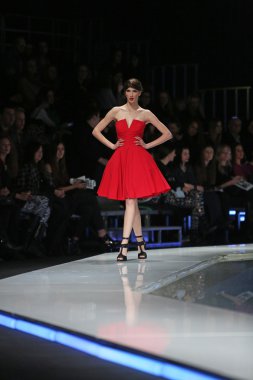 aleksandra dojcinovic, zagreb, Hırvatistan 'fashion.hr' show tarafından tasarlanan kıyafetleri moda model.