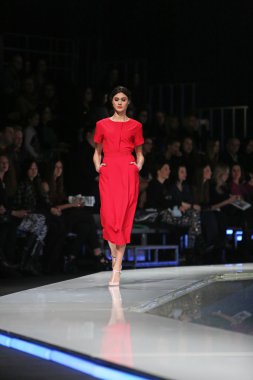 aleksandra dojcinovic, zagreb, Hırvatistan 'fashion.hr' show tarafından tasarlanan kıyafetleri moda model.