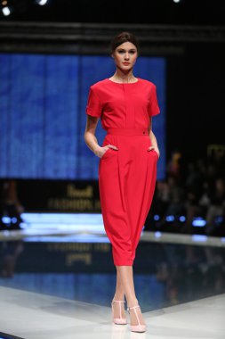 aleksandra dojcinovic, zagreb, Hırvatistan 'fashion.hr' show tarafından tasarlanan kıyafetleri moda model.