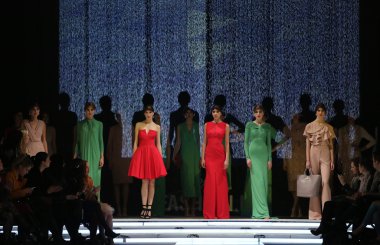aleksandra dojcinovic, zagreb, Hırvatistan 'fashion.hr' show tarafından tasarlanan kıyafetleri moda model.