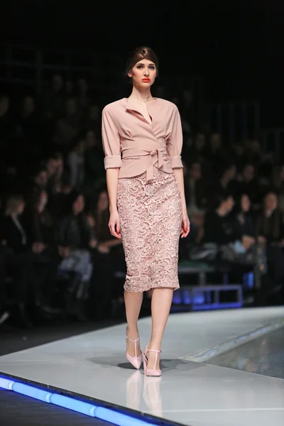 Modelo de moda con ropa diseñada por Aleksandra Dojcinovic en el espectáculo 'Fashion.hr' en Zagreb, Croacia . — Foto de Stock