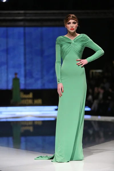 Modelka noszenie ubrania zaprojektowany przez aleksandra dojcinovic w 'fashion.hr' show w Zagrzebiu, Chorwacja. — Zdjęcie stockowe