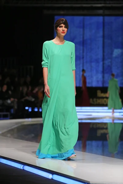 Das Model trägt Kleidung, die von Aleksandra dojcinovic auf der 'fashion.hr' -Show in Zagreb, Kroatien, entworfen wurde.. — Stockfoto