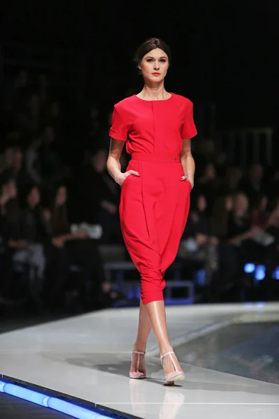 Modelo de moda vestindo roupas projetado por Aleksandra Dojcinovic no show 'Fashion.hr' em Zagreb, Croácia . — Fotografia de Stock