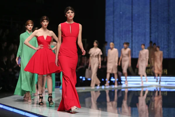 Moda indossando abiti disegnati da Aleksandra Dojcinovic alla mostra 'Fashion.hr' a Zagabria, Croazia . — Foto Stock