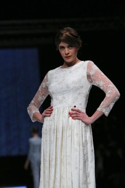 aleksandra dojcinovic, zagreb, Hırvatistan 'fashion.hr' show tarafından tasarlanan kıyafetleri moda model.
